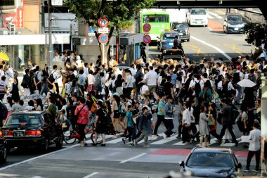 5 Nisan 2020, Shibuya-ku, Tokyo, Japonya Shibuya 'da ünlü bir turist merkezi olan Shibuya Scramble Crossing' de yaya geçidinde yürüyen insanların görüntüsü..