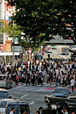 5 Nisan 2020, Shibuya-ku, Tokyo, Japonya Shibuya 'da ünlü bir turist merkezi olan Shibuya Scramble Crossing' de yaya geçidinde yürüyen insanların görüntüsü..