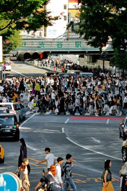 5 Nisan 2020, Shibuya-ku, Tokyo, Japonya Shibuya 'da ünlü bir turist merkezi olan Shibuya Scramble Crossing' de yaya geçidinde yürüyen insanların görüntüsü..