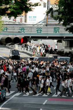 5 Nisan 2020, Shibuya-ku, Tokyo, Japonya Shibuya 'da ünlü bir turist merkezi olan Shibuya Scramble Crossing' de yaya geçidinde yürüyen insanların görüntüsü..