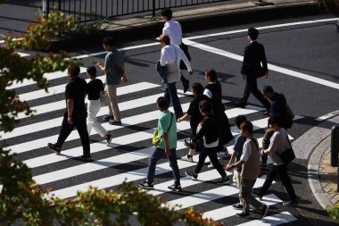 19 Ekim 2024, Yokohama, Kanagawa Bölgesi, Japonya. Yokohama 'nın en ünlü turistik yeri olan Minato Mirai 21 bölgesindeki yaya geçidinde yürüyen insanlar..