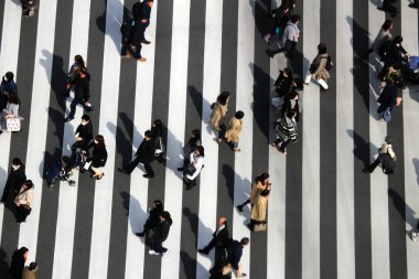 3 Mart 2018, Chuo-ku, Tokyo, Japonya. İnsanlar Japonya 'nın en ünlü alışveriş bölgesi Ginza' nın ana girişi olan Sukiyabashi kavşağında yaya geçidinde yürüyorlar..