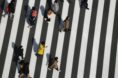 3 Mart 2018, Chuo-ku, Tokyo, Japonya. İnsanlar Japonya 'nın en ünlü alışveriş bölgesi Ginza' nın ana girişi olan Sukiyabashi kavşağında yaya geçidinde yürüyorlar..