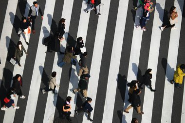 3 Mart 2018, Chuo-ku, Tokyo, Japonya. İnsanlar Japonya 'nın en ünlü alışveriş bölgesi Ginza' nın ana girişi olan Sukiyabashi kavşağında yaya geçidinde yürüyorlar..