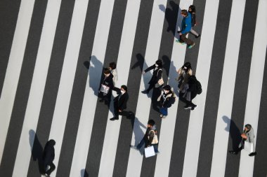 3 Mart 2018, Chuo-ku, Tokyo, Japonya. İnsanlar Japonya 'nın en ünlü alışveriş bölgesi Ginza' nın ana girişi olan Sukiyabashi kavşağında yaya geçidinde yürüyorlar..