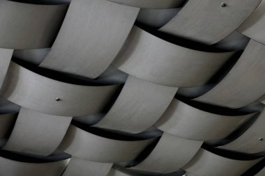 Beton tavanda bambu örgü şeklindeki kare deseni andıran bir yapı var.