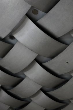 Beton tavanda bambu örgü şeklindeki kare deseni andıran bir yapı var.