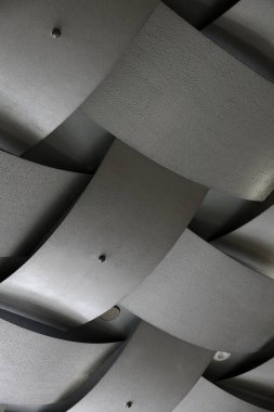 Beton tavanda bambu örgü şeklindeki kare deseni andıran bir yapı var.