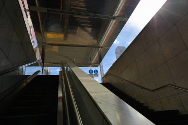 Merdivenler ve yürüyen merdivenler yeraltı alışveriş merkezinden yere iniyor.