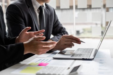 İki işadamı ofis odasındaki yatırımları planlamak için kazançları tartışıyor. iş görüşmeleri ve planlama stratejisi.