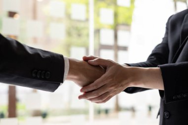 Ofis odasında iki işadamı el sıkışıyor. Tebrikler, selamlama ve anlaşma konsepti.