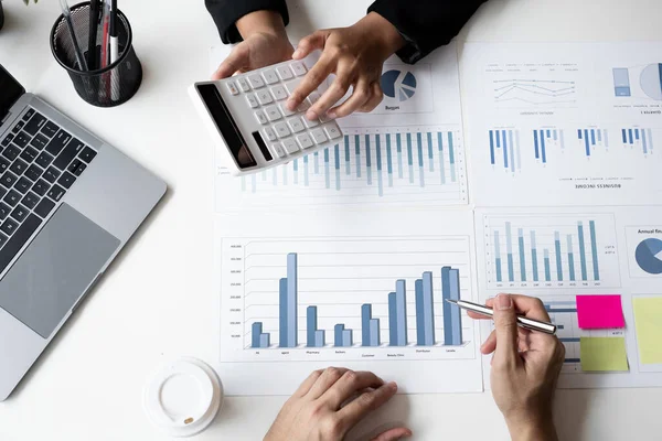 Két Üzletember Elemzi Bevételeket Egy Grafikonon Hogy Megtervezzék Befektetéseket Irodai — Stock Fotó
