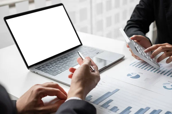 Két Üzletember Elemzi Bevételeket Egy Grafikonon Hogy Megtervezzék Befektetéseket Irodai — Stock Fotó