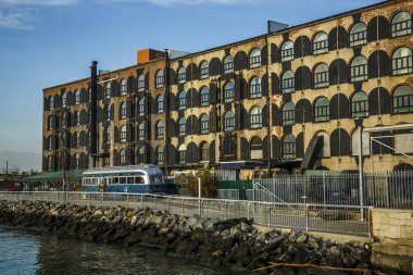 Red Hook, Brooklyn, New York, ABD 'de tuğla duvarlı eski bina cephesi