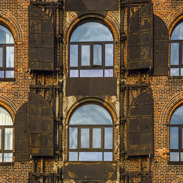 Red Hook, Brooklyn, New York 'taki eski bir kırmızı tuğla duvar ön cephe binasının ayrıntıları