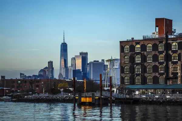 レッドフック桟橋 ブルックリン ニューヨークのマンハッタンビュー ストック画像