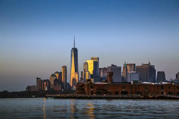 ハドソン ブルックリン出身のマンハッタン ニューヨークのタワーに光が反射する夕日 ロイヤリティフリーのストック画像