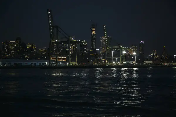ハドソン湾 レッドフック ニューヨークから夜のブルックリン港 ストック画像