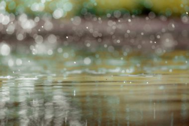 Doğal arkaplan için kıvılcımlar saçan su