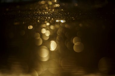 Sudaki güneş yansıması soyut doğal arkaplan için pullar oluşturuyor