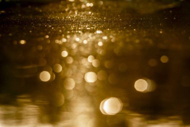 Soyut doğal arkaplan altın yansıması gün batımında pullarla