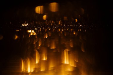 Soyut doğal arkaplan altın yansıması gün batımında pullarla