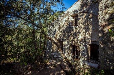 Verdon Gorge, Quinson, Provence, Fransa 'da çalılıkların ortasındaki harabeler.