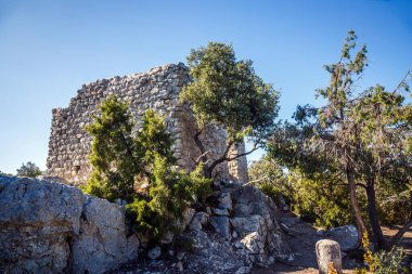 Verdon Gorge, Quinson, Provence, Fransa 'da çalılıkların ortasındaki harabeler.
