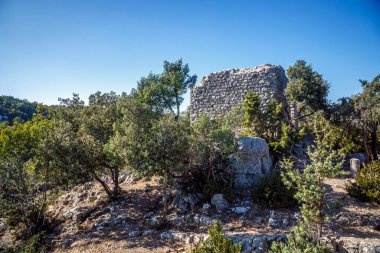 Verdon Gorge, Quinson, Provence, Fransa 'da çalılıkların ortasındaki harabeler.