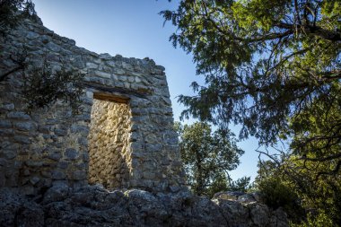 Verdon Gorge, Quinson, Provence, Fransa 'da çalılıkların ortasındaki harabeler.