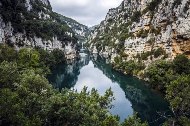 Verdon Gorge manzaralı uçurum ve nehir, Quinson, Provence; Fransa