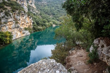 Verdon Boğazı boyunca tepe ve nehir boyunca yürümek, Quinson, Provence; Fransa