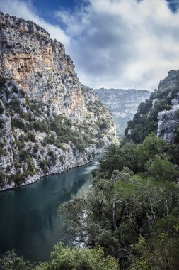 Verdon Gorge manzaralı uçurum ve nehir, Quinson, Provence; Fransa