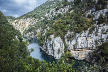 Verdon Gorge manzaralı uçurum ve nehir, Quinson, Provence; Fransa
