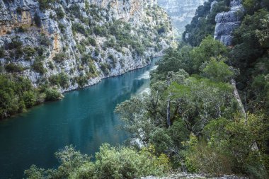 Verdon Gorge manzaralı uçurum ve nehir, Quinson, Provence; Fransa