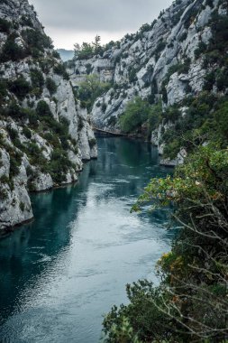 Verdon Gorge manzaralı uçurum ve nehir, Quinson, Provence; Fransa