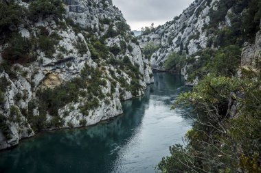 Verdon Gorge manzaralı uçurum ve nehir, Quinson, Provence; Fransa