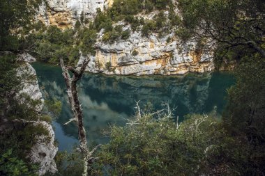 Verdon Gorge manzaralı uçurum ve nehir, Quinson, Provence; Fransa