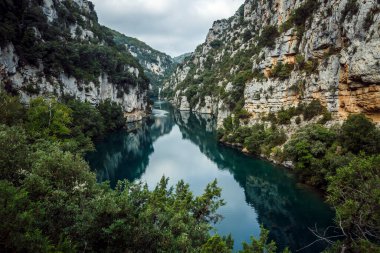 Verdon Gorge manzaralı uçurum ve nehir, Quinson, Provence; Fransa