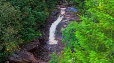 Sonbaharın başlarında küçük bir derede bir şelalenin insansız hava aracıyla çekim yapmak.