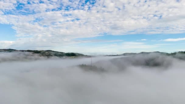 Tepenin Tepesinde Bulutların Hareket Ettiği Bir Antenin Aşırı Kayması — Stok video