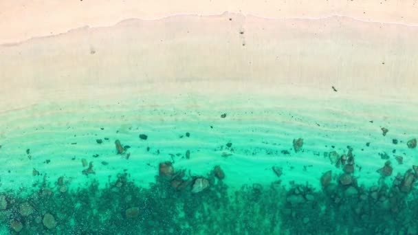 明確な水のグラン カナリア島の砂浜と岩のアマドールビーチで荒波 — ストック動画