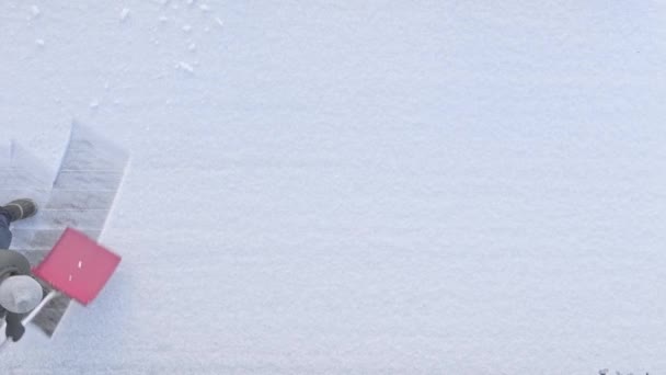 Drone Disparo Anciano Limpiando Nieve Patio Con Pala Usando Ropa — Vídeos de Stock