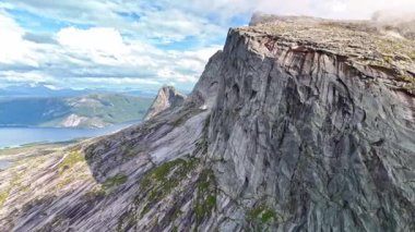 Kuzey Norveç 'teki Efjord' da bulutlar ve sis dağların üzerinden akıyor
