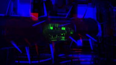 Renkli arkaplan ile farklı şekillerin canlandırması  