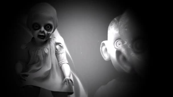 Ürkütücü Ürkütücü Korkutucu Eski Oyuncak Bebeklerin Canlandırması Kameranın Yakınlaştırma Efektiyle — Stok video