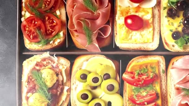 Animatie Assortiment Van Diverse Beleg Gebakken Broodjes Met Gesmolten Kaas — Stockvideo