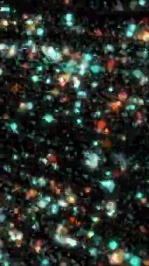 Yıldızlara ya da parlayan parçacıklara benzeyen karanlık bir kozmik arkaplana saçılmış sayısız parlak ışık..