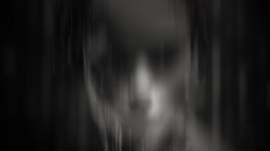 Siyah ve beyazdaki bulanık, bulanık yüz korku, gizem ve gerilimi çağrıştırıyor. Korku, gerilim ve gizemli projeler için mükemmel..