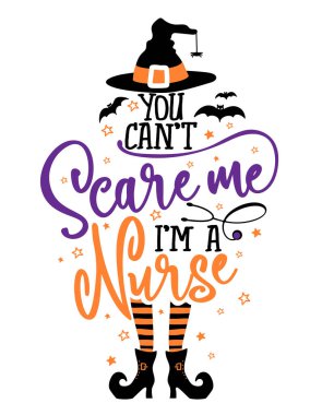 Beni korkutamazsın, ben bir hemşireyim. Cadılar Bayramı 'nda süpürge, yarasa ve cadı şapkası olan beyaz bir kökenden alıntı yapıyorum. Tişört, kupa, hatıra defteri, hediye, matbaa makinesi. Tatil alıntıları. Cadı şapkası, süpürge